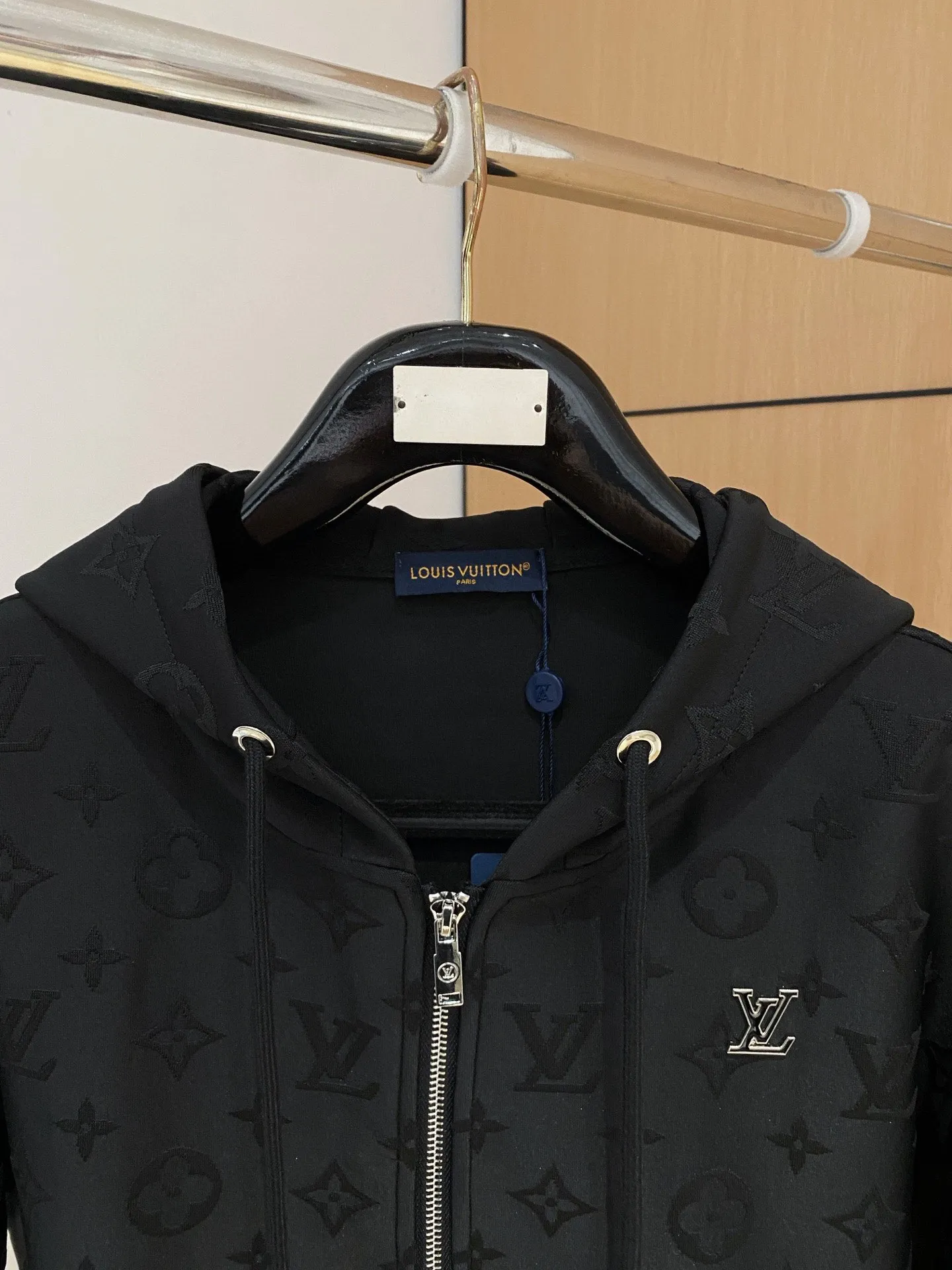 🅿️720 [LV Louis Vuitton] hot-selling suit is coming. Focus on the original version of the official website. 2025 new hot-selling cardigan and sweatshirt suit. The original order is the best. 🇭🇰The meticulous work of top designers. It has a fitting and perfect upper body effect. All-natural high-quality Tencel Roman cotton 100%, close-fitting comfort, noble and elegant! Original hardware embodies elegance and nobility! Counter size: M-3XL (maximum wear up to 190 pounds)
